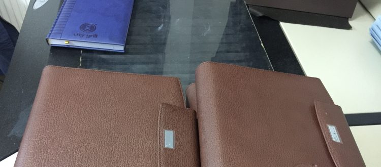 Agende din piele personalizate prin timbru sec